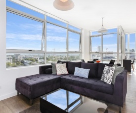 As the Sun Sets - Modern and Spacious 2BR Zetland Apartment Facing the Setting Sun