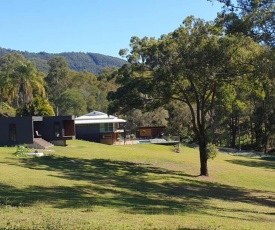 Hinze Dam Luxury Cabin Retreat