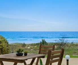 Tahnee Court Unit 3 - Absolute beachfront Apartment