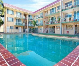 Bribie Beach AIR CON King bed Unit overlooking pool