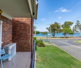 Stylish Holiday apartment opposite Bribie Foreshore