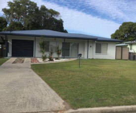 Lowset home with attached Granny Flat - Doomba Dr, Bongaree