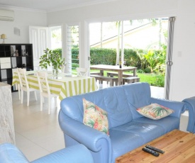 MODERN 3 BEDROOM APARTMENT IN TRADITIONAL QUEENSLANDER , PATIO, LEAFY YARD, POOL