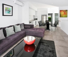 Views from Red Hill - Modern and Spacious Split-Level Executive 3BR Red Hill Apartment Close to CBD