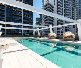 Broadbeach 2 Bedroom FREE WIFI, Netflix & Parking