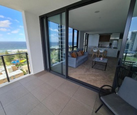 Broadbeach KOKO Appartment, Elizabeth Ave, Ocean views, 2bd, ens, carpark NO SCHOOLIES