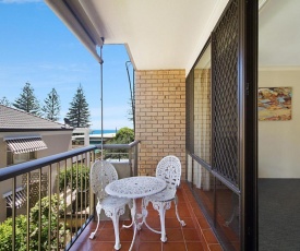 Cobden Court Unit 5 - 2 bedroom unit one street from the beach