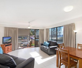 Cobden Court Unit 6 - 2 bedroom unit one street from the beach