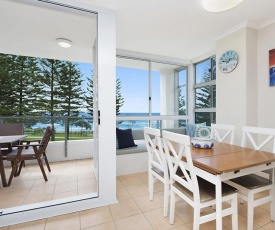 Rainbow Pacific unit 8 - Great value unit right on the beachfront Rainbow Bay Coolangatta with WiFi