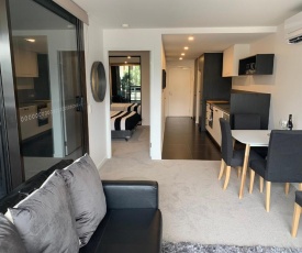 Midnight Luxe 1 BR Executive Apartment in the heart of Braddon Pool Sauna Secure Parking Wine WiFi Netflix