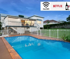 The Indooroopilly Queenslander - 4 Bedroom Family Home - Private Pool - Wifi - Netflix