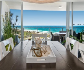 Ocean Views, Parking, Spa and 3 Pools at 2-Bed Unit