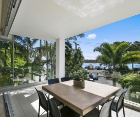 Stunning Riverfront Apartment in Noosaville - Unit 2 Wai Cocos 215 Gympie Terrace