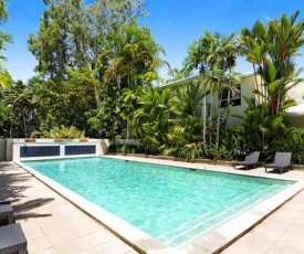 Plantation House 1 Spacious 4 Bedroom House Near Beach WIFI Netflix Telstra TV Playground Pool BBQ