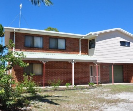 31 Bombala Crescent - Two storey home with covered outdoor deck, fully fenced backyard. Pet friendly