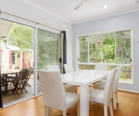 6 Ibis Court - Modern tropical family home with inground swimming pool & outdoor entertaining area