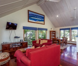 6 Ilmenite Avenue - Coastal beach shack within walking distance to patrolled beach and CBD,