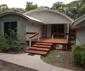 7 Belle Court - Rainbow Shores, Huge Beach House, Ducted Air Con, Pets Welcome