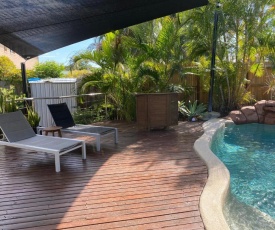 Dunworkin - Rainbow Beach - Room for everyone, pet friendly, fenced yard, Free Wi-fi, pool, walk to beach