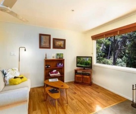 Peaceful Platypus Cottage with beautiful river views - pets welcome