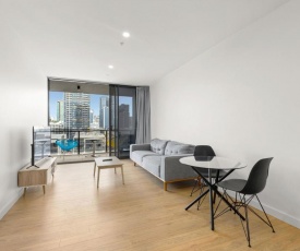 KOZYGURU SOUTH BRISBANE KOZY 2 BEDROOMS APT + FREE PARKING BRISBANE ONE QSB001-1203