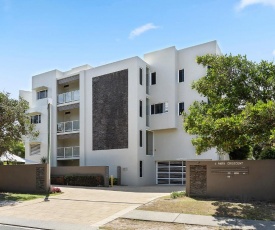 Relax in stylish comfort, Sunshine Beach