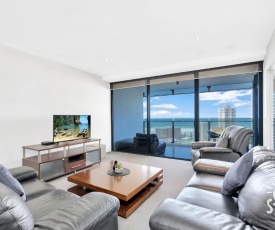 Circle on Cavill – 1 Bedroom + Study Ocean View Family Apartment - Can sleep up to 5!