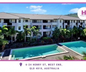 3BRM West End Luxury Apt, 3beds & Pool - Unit 54