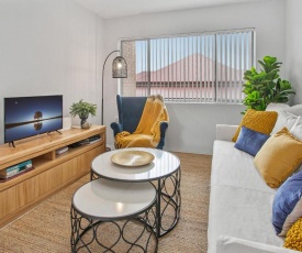 Comfy Unit with Balcony and Parking near The Gabba