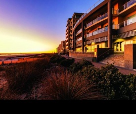 Glenelg Seaside Apartment - Free Car Park