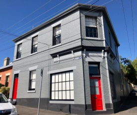 Cromwell Apartment - 3 Red Doors Battery Point