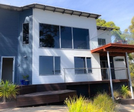 BAY OF FIRES BEACH SHACK ocean views from a modern Beachhouse