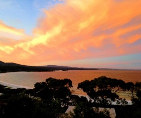 DOLPHIN LOOKOUT COTTAGE - amazing views of the Bay of Fires