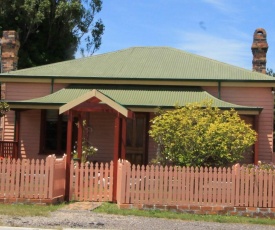 Kerrellie Cottages 2, 4 & 8 Reid Street