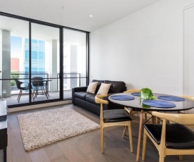 Designer living 2BD with rooftop deck in CBD