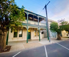 Entire Townhouse in Heart of Echuca's Port CBD - 15 guest capacity