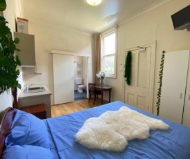 Neat Little Space to Relax Self-contained room Alone or For 2! North manor boarding house