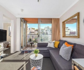 Bright Central Pad with Rooftop Pool, Gym & Parking