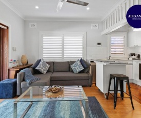 Relaxed Clovelly Beach Home - Parking - Cloey6