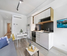 A Cozy & Stylish 2BR Apt Near Melbourne Central