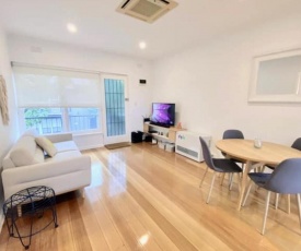 Cosy Modern 2 Bedroom Apartment in Leafy Hawthorn