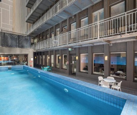 Melbourne CBD Apartment with Pool and Gym Near Shops