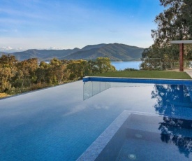 Mountain Bay Retreat - Exclusive High Country Stay