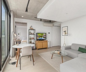 Chic Balcony Unit near University, Markets and Trams