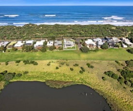 SALTWATER HOUSE - Opposite the beach and views over the lake!