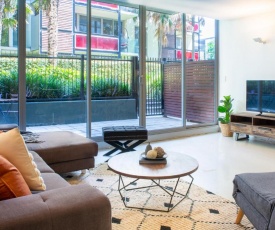 Stylish Port Melbourne Pad - Stylish, practical apartment near beach with outdoor terrace, gym and pool!