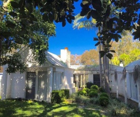 Wisteria Cottage on the Lagoon/Beach