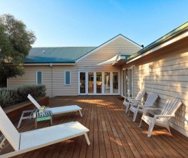 The Beach House - Quintessential Holiday House with open fireplace!