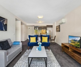 Stylish 2-Bed Apartment with Parking in Hip Area