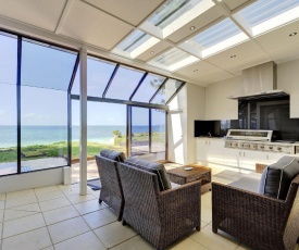 Whispering Sands', 10 Sandy Point Road - Luxury waterfront home with aircon, WIFI & Foxtel